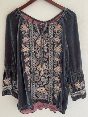 JOHNNY WAS Heavily Embroidered Grey/Green Velvet Peasant Top; Small; P2P: 21.5"